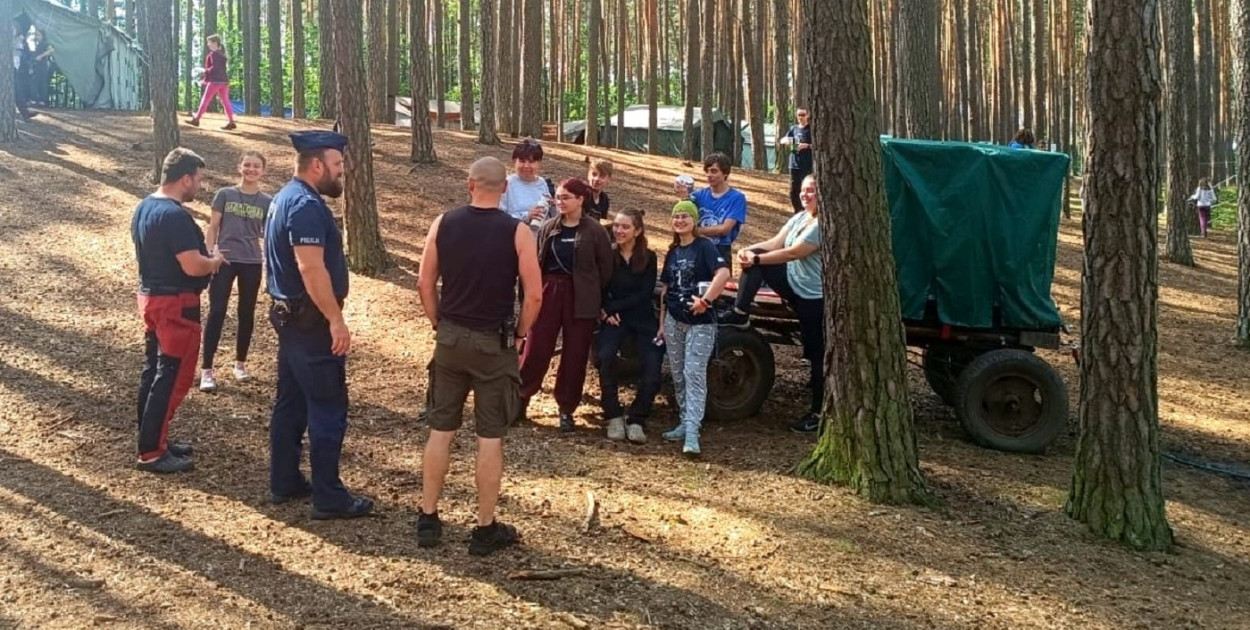 Uczestników obozu w Hucie odwiedził funkcjonariusz Paweł Weltrowski. fot. KPP w Tucholi