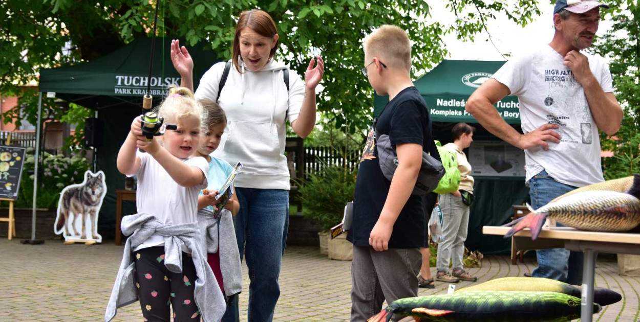 Dzieci chętnie przyjęły zaproszenie do zabawy z PZW w Tucholi. Łowienie rybek, wykonanych z drewna, przyniosło sporo radości!