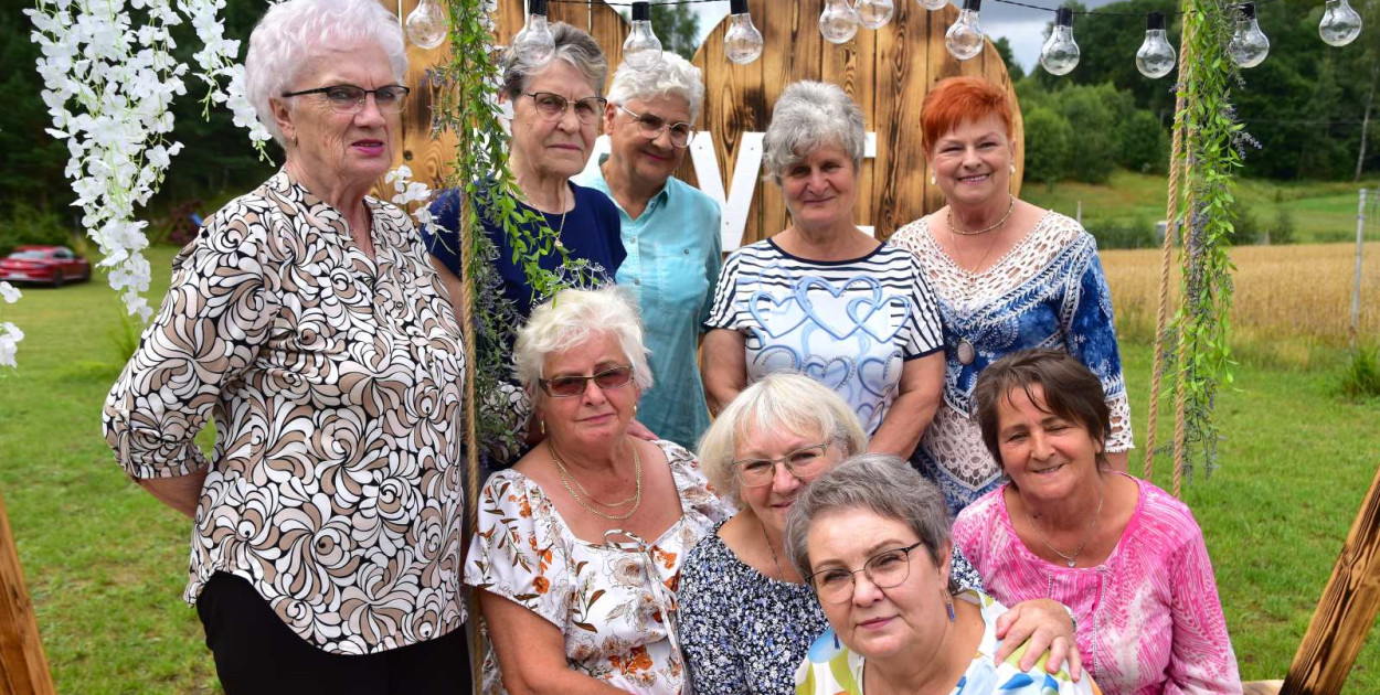 Jednym z hitów imprezy okazała się plenerowa ścianka. Seniorzy chętnie fotografowali się na jej tle. 