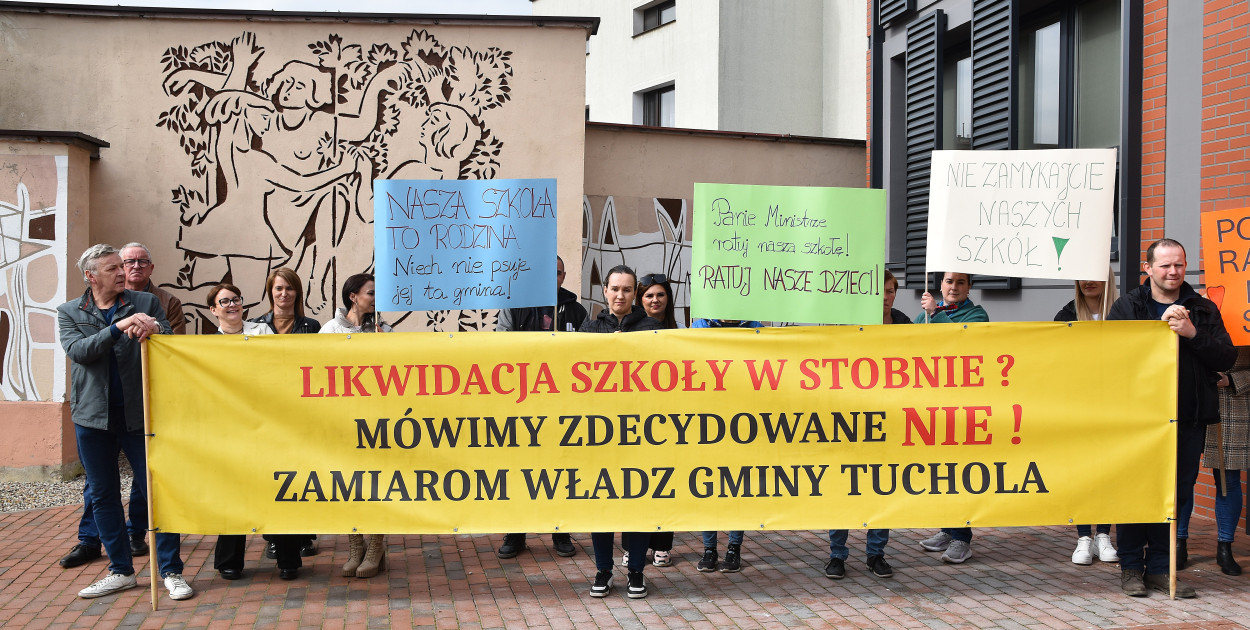 Od początku likwidacji SP w Stobnie sprzeciwia się lokalna społeczność, która też podnosi, że szkoła w Raciążu, która miałaby przejąć uczniów dysponuje dużo mniejszą bazą lokalową. Zdjęcie wykonane podczas wizyty wiceministra Edwarda Kiepury w gminie Tuchola.