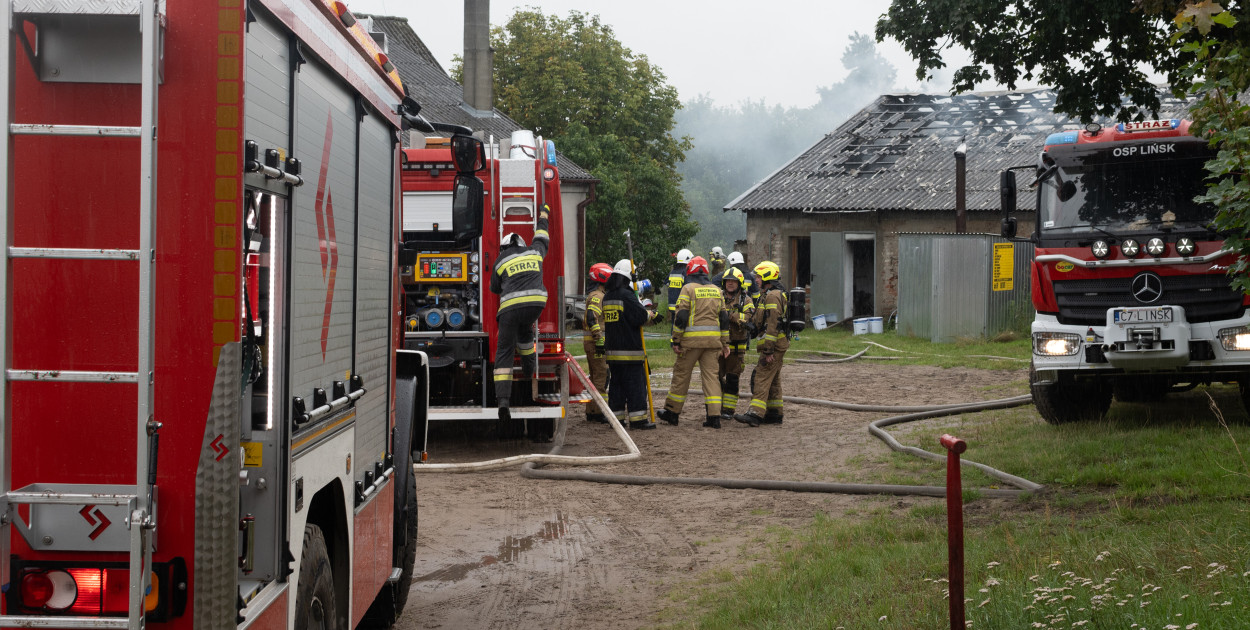 Do pożaru budynku gospodarczego, który zaadaptowany był na stolarnio-malarnię doszło dzisiejszego (28 lipca) przedpołudnia w Śliwicach. Fot. Arkadiusz Lorbiecki