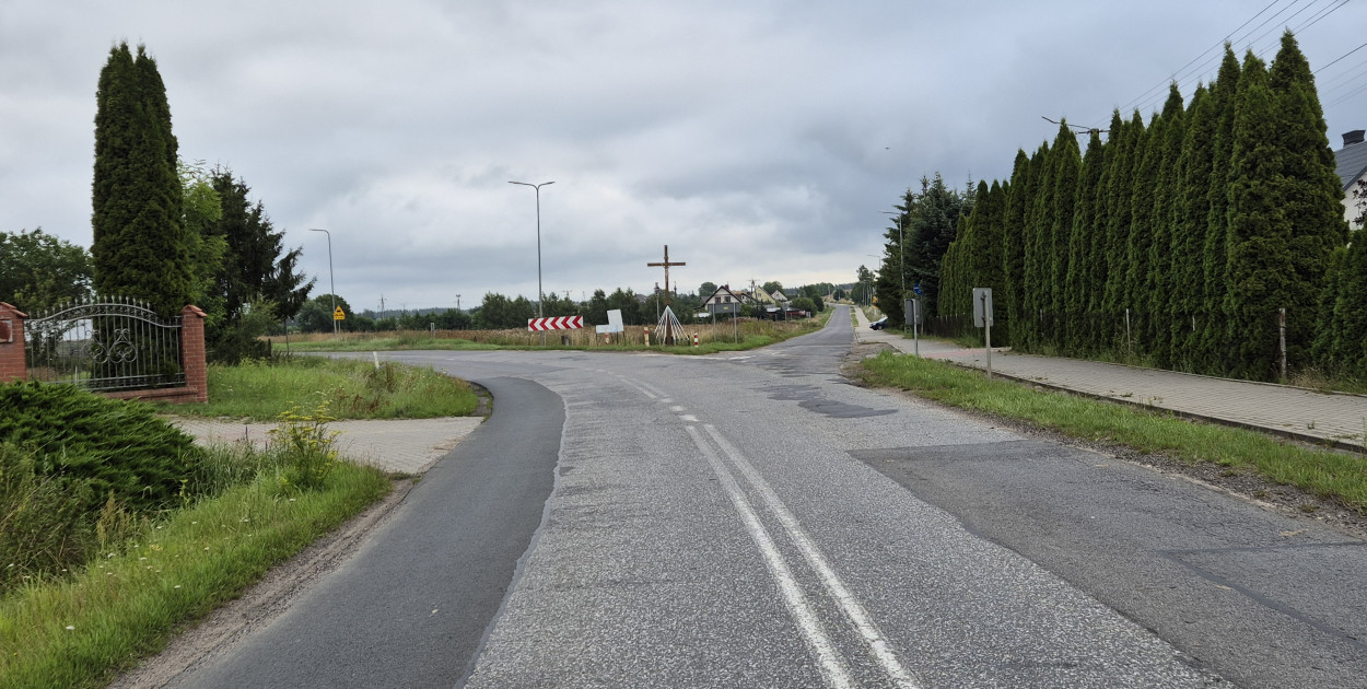 - W tym miejscu ulica Pilska krzyżuje się z drogą wojewódzką pod kątem 170 stopni będąc prawie prostoliniowym przedłużeniem drogi wojewódzkiej - patrząc od strony centrum Gostycyna. Obecne rozwiązanie sprawia, że kierowcy często nie wiedzą jak się na nim zachować, co może doprowadzić do kolizji drogowej (...) - słyszymy od wójta Ireneusza Kucharskiego. Fot. Anna Lipska 