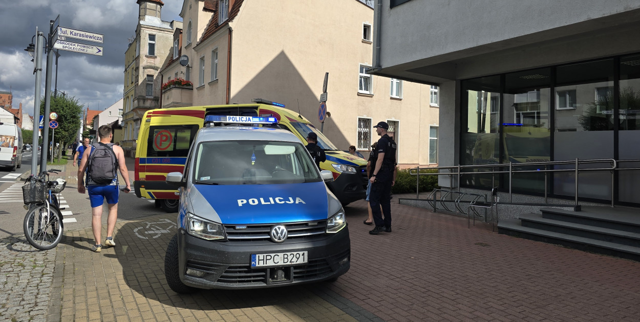 Tuchola. Skrzyżowanie ulic Karasiewicza i Świeckiej. Miejsce newralgiczne ze ścieżką rowerową, licznymi przechodniami, rowerzystami i zwartą zabudową ograniczającą widoczność. Fot. Agata Wiśniewska