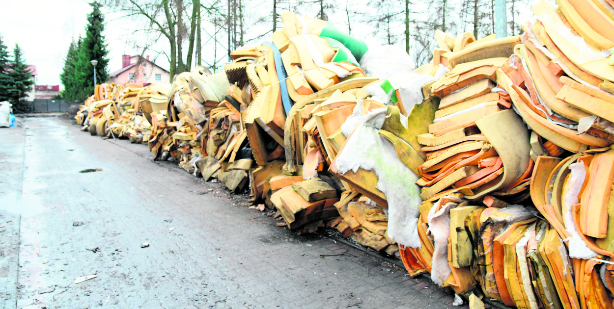 Po raz pierwszy o zakładzie w centrum Cekcyna pisaliśmy w lutym 2024 roku. Zostaliśmy nam wpuszczeni na jego teren i słyszeliśmy zapewnienie, że hałdy odpadów znikną z tego miejsca. Fot. Piotr Paterski