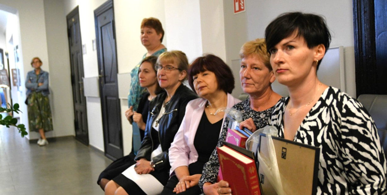Pierwsza z prawej Agnieszka Olszowy podczas akcji Narodowe Czytanie. Obok niej pracowniczki Miejskiej Biblioteki Publicznej w Tucholi. Fot. Piotr Paterski
