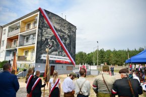 Odsłonięcie historycznego muralu i uroczystość w Wierzchucinie-2954