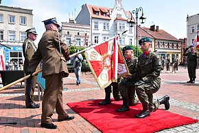 Tuchola: Uroczystość wręczenia sztandaru 11. Wojskowego Oddziału Gospodarczego-4334