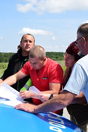 Poszkodowani rolnicy ponownie pod firmą w Sartowicach! Spotkanie w nerwowym oczekiwaniu na właściciela skupu bydła-4370