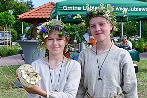 Palinocka w Bysławiu. Ogień na plaży, dziewczęta z wiankami-4420