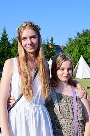 Palinocka w Bysławiu. Ogień na plaży, dziewczęta z wiankami-4420