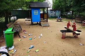 Kolejny akt wandalizmu! Tym razem w Bysławiu... na placu zabaw!-4487