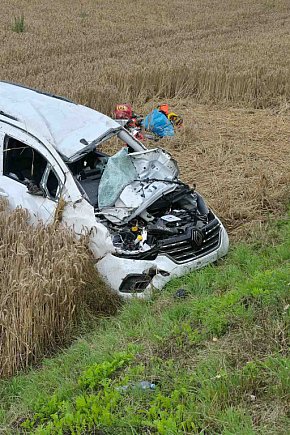 Wypadek na DW240 - 6 osób w samochodzie-4521