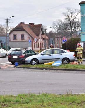 Tuchola: Zderzenie dwóch aut na skrzyżowaniu Bydgoskiej i Czarnej Drogi FOTO-11252