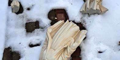 WANDALIZM. Ktoś rozbił figurkę Matki Boskiej o bruk -11733
