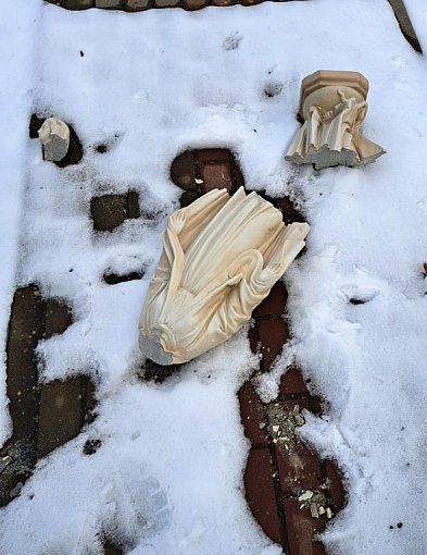 WANDALIZM. Ktoś rozbił figurkę Matki Boskiej o bruk -11733