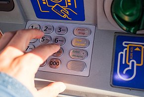 Banki ostrzegają klientów. "Nie zapłacisz kartą, nie wypłacisz gotówki"-11785