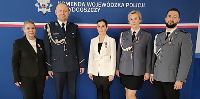 Policja w Tucholi. Policjanci i pracownicy odznaczeni!-18878