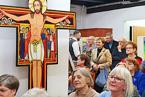 Tuchola. Religia i malarstwo - tłum na wernisażu w Muzeum Borów Tucholskich-20683