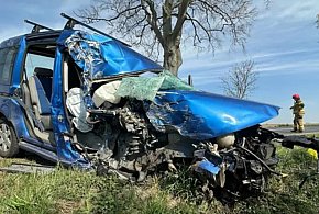 Wypadek na trasie TUCHOLA - SĘPÓLNO, na granicy naszego powiatu. Uderzył w drzewo-21113