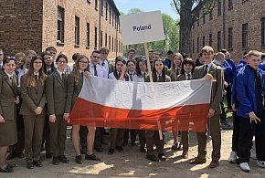 Wyjątkowe wyróżnienie dla uczniów "Leśnika". Uczestniczyli w Marszu Żywych -21465