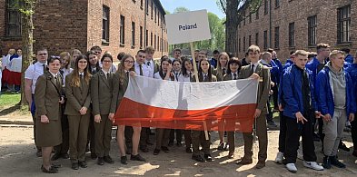 Wyjątkowe wyróżnienie dla uczniów "Leśnika". Uczestniczyli w Marszu Żywych -21465