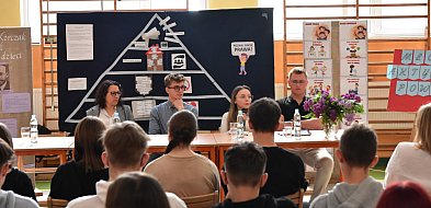 Młodzieżowi Radni Powiatu Tucholskiego w SP 1 opowiadali o swojej pracy / ZDJĘCIA-21481