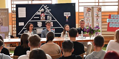 Młodzieżowi Radni Powiatu Tucholskiego w SP 1 opowiadali o swojej pracy / ZDJĘCIA-21481