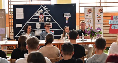 Młodzieżowi Radni Powiatu Tucholskiego w SP 1 opowiadali o swojej pracy / ZDJĘCIA-21481