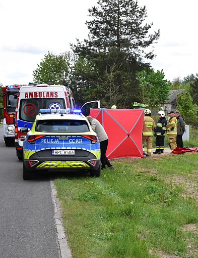 Nie udało się uratować życia mężczyzny, który upadł przy drodze w Trzebcinach -21589