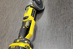Włamali się do auta i ukradli szlifierkę kątową-21672