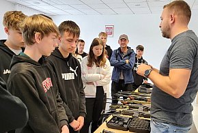 Tuchola: Przyszli zobaczyć, jak wygląda praca w Policji-21875