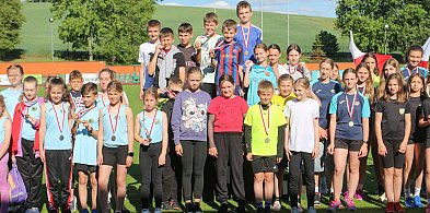 W miejskim finale Czwartków LA stadion tętnił życiem - młodzież w sportowej akcji -21905