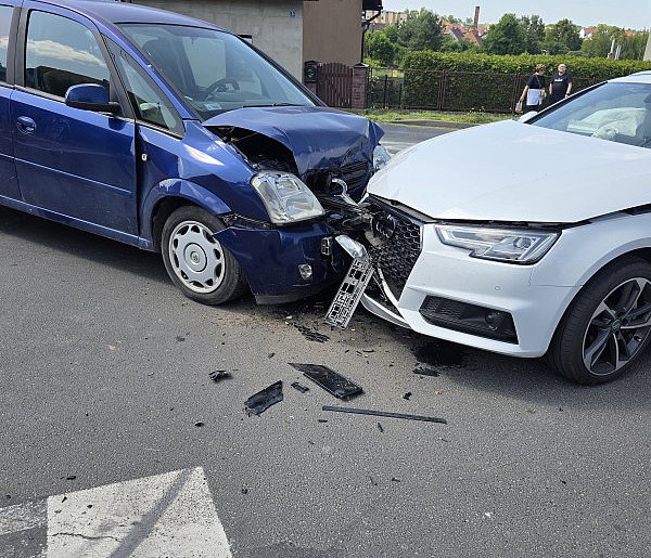Tuchola: Zderzenie dwóch pojazdów na DW nr 240-22153