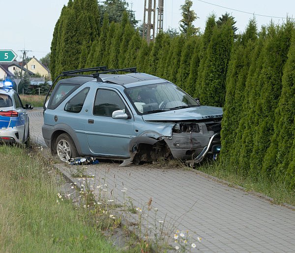 Gostycyn: Pijany kierowca spowodował kolizję i uciekł z miejsca zdarzenia / FOTO-22296