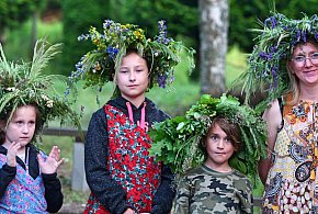 Czarujący Krzywogoniec. Dzieci we wiankach po cichu skradły show FOTO-22408