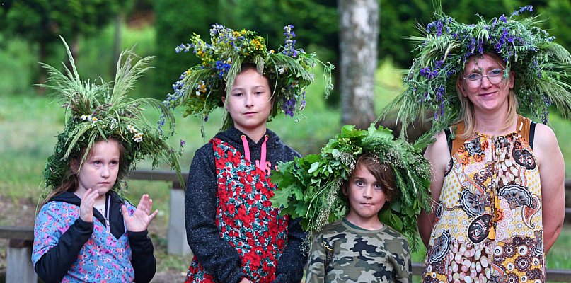 Czarujący Krzywogoniec. Dzieci we wiankach po cichu skradły show FOTO - 22408
