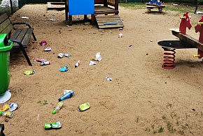 Bysław: Zamienili plac zabaw w śmietnik. Rozbite szkło nawet w piaskownicy!-22593