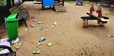 Bysław: Zamienili plac zabaw w śmietnik. Rozbite szkło nawet w piaskownicy!-22593