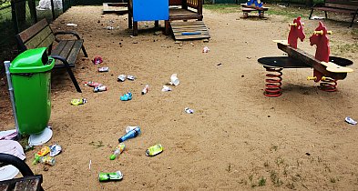 Bysław: Zamienili plac zabaw w śmietnik. Rozbite szkło nawet w piaskownicy!-22593