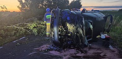 Wielki Mędromierz: 32-latek kierujący VW polo uderzył w drzewo i dachował -22632