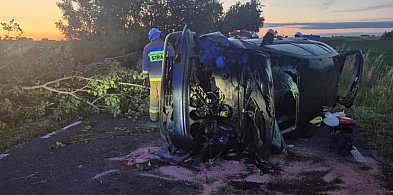 Wielki Mędromierz: 32-latek kierujący VW polo uderzył w drzewo i dachował -22632