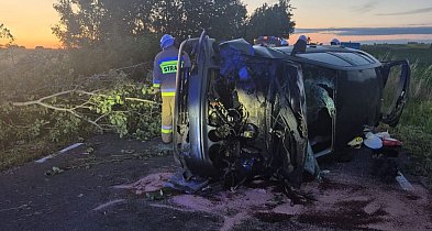 Wielki Mędromierz: 32-latek kierujący VW polo uderzył w drzewo i dachował -22632