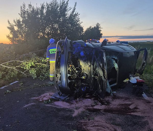 Wielki Mędromierz: 32-latek kierujący VW polo uderzył w drzewo i dachował -22632