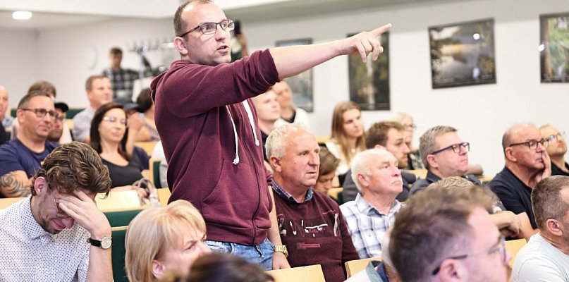 TUCHOLA - OBWODNICA. Pełna sala na spotkaniu z projektantem i inwestorem FOTO - 22923