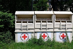 Stały w całej Polsce. Dziś kontenery PCK znikają z ulic-23026