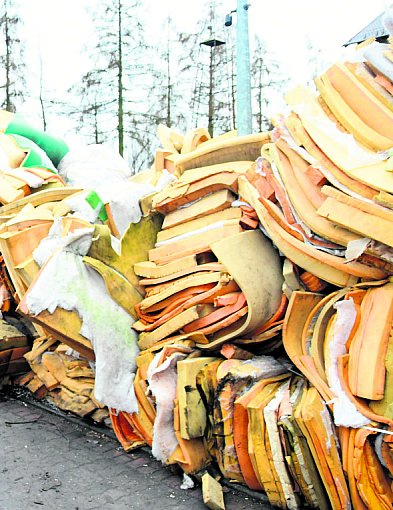 Cekcyn i odpady w samym centrum wsi. Gmina zmuszona ogłosić przetarg na utylizację-23032