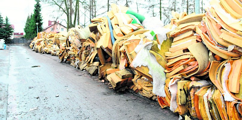 Cekcyn i odpady w samym centrum wsi. Gmina zmuszona ogłosić przetarg na utylizację - 23032