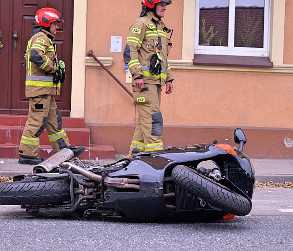 Tuchola, w okolicy szpitala. Wypadek z motocyklem i osobówką ZDJĘCIA-23171