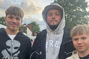 Książulo na dożynkach w Bysławku! Znany youtuber spróbował lokalnych przysmaków-23238