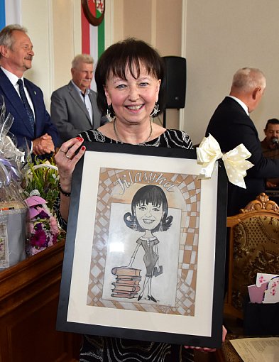  TUCHOLA: Hanna Szramka przeszła na emeryturę. Wzruszająca uroczystość w ratuszu-23313